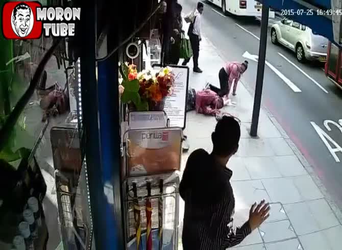 Video :His body strikes a pedestrian on the sidewalk after being struck by a BMW (public warning)